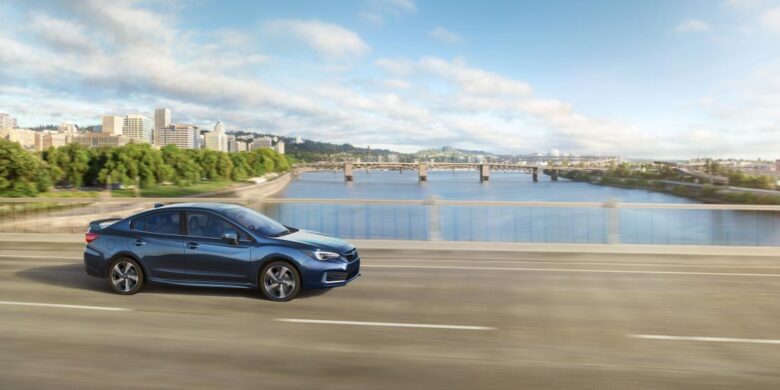 Subaru Impreza 2020 en route sur un pont