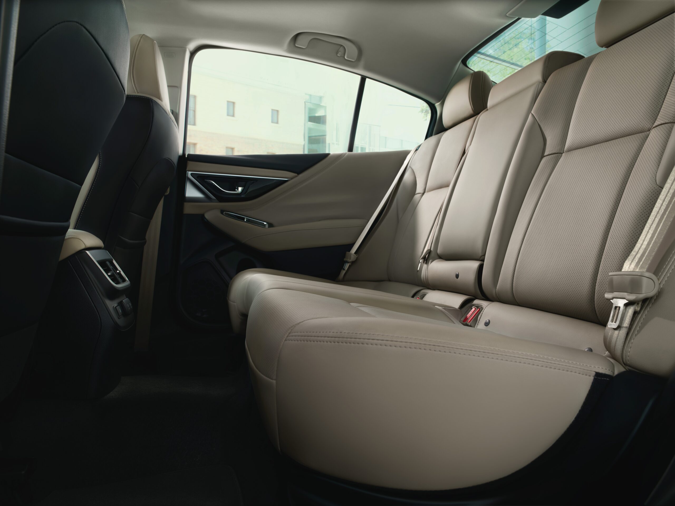 les sièges arrières de couleur beige du Subaru Legacy 2020
