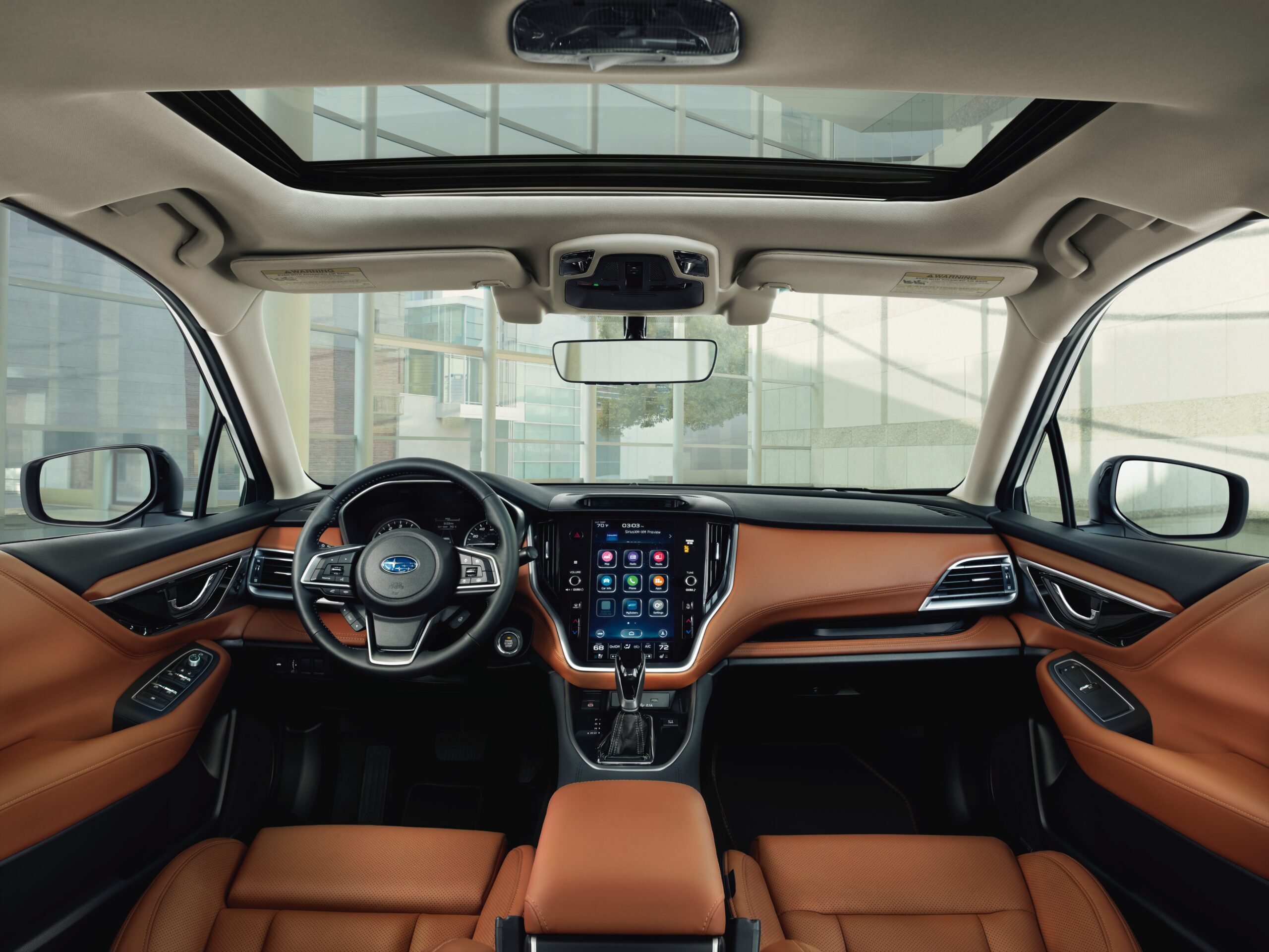 le cockpit et les sièges orangés du Subaru Legacy 2020