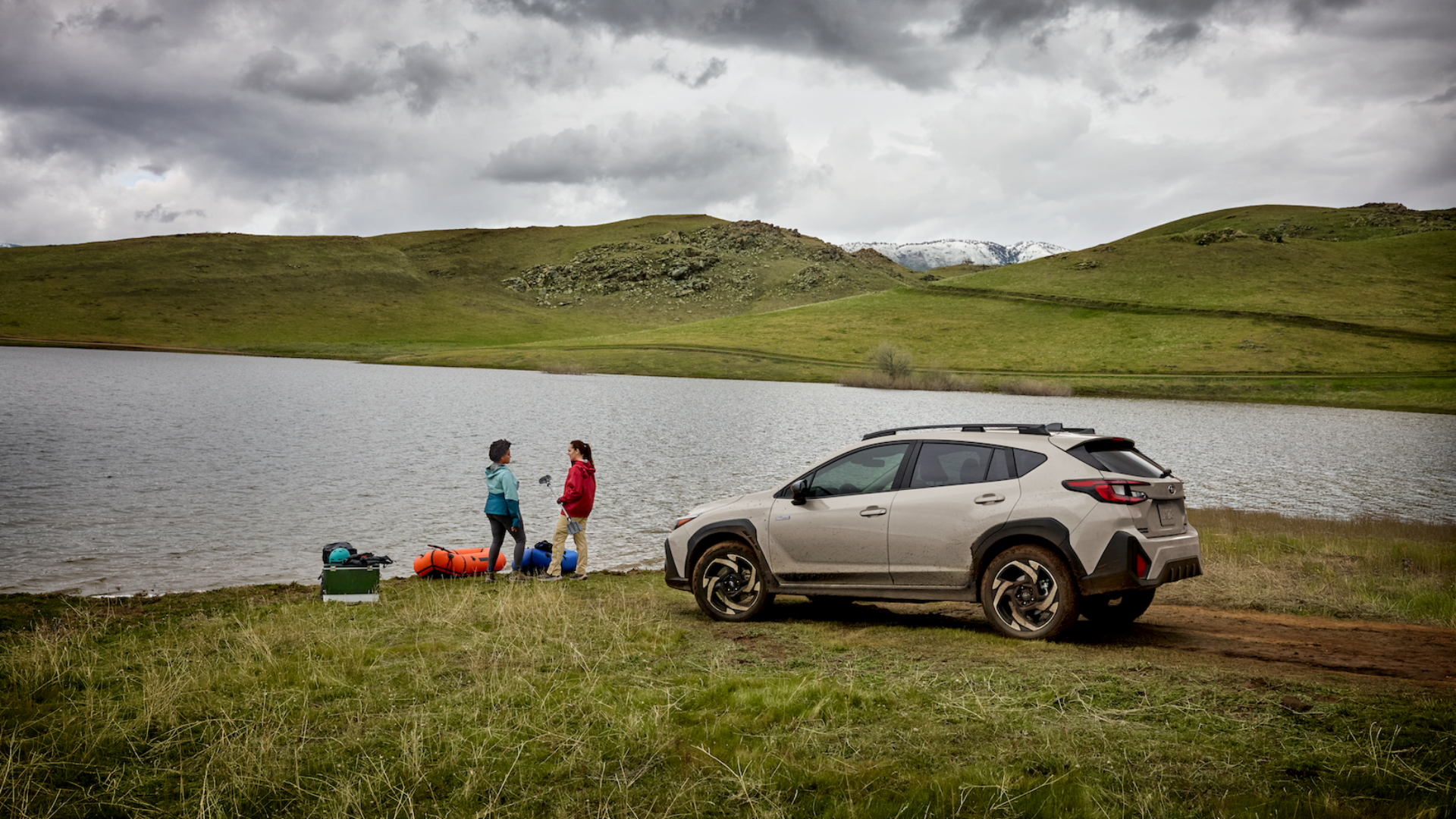 Famille québécoise avec équipement plein air dans Subaru hybride