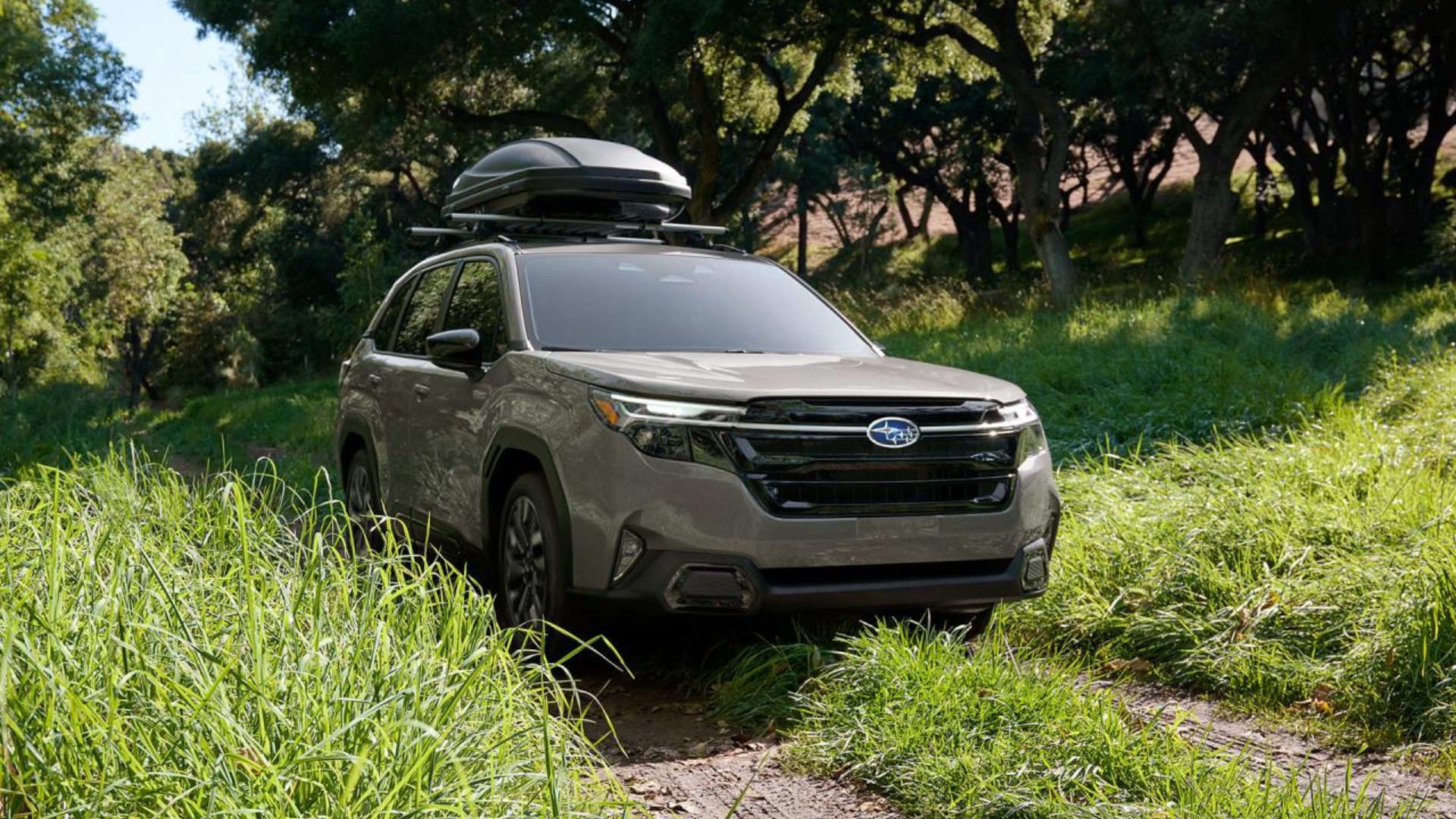 Subaru hybride X-MODE sur sentier de forêt québécoise