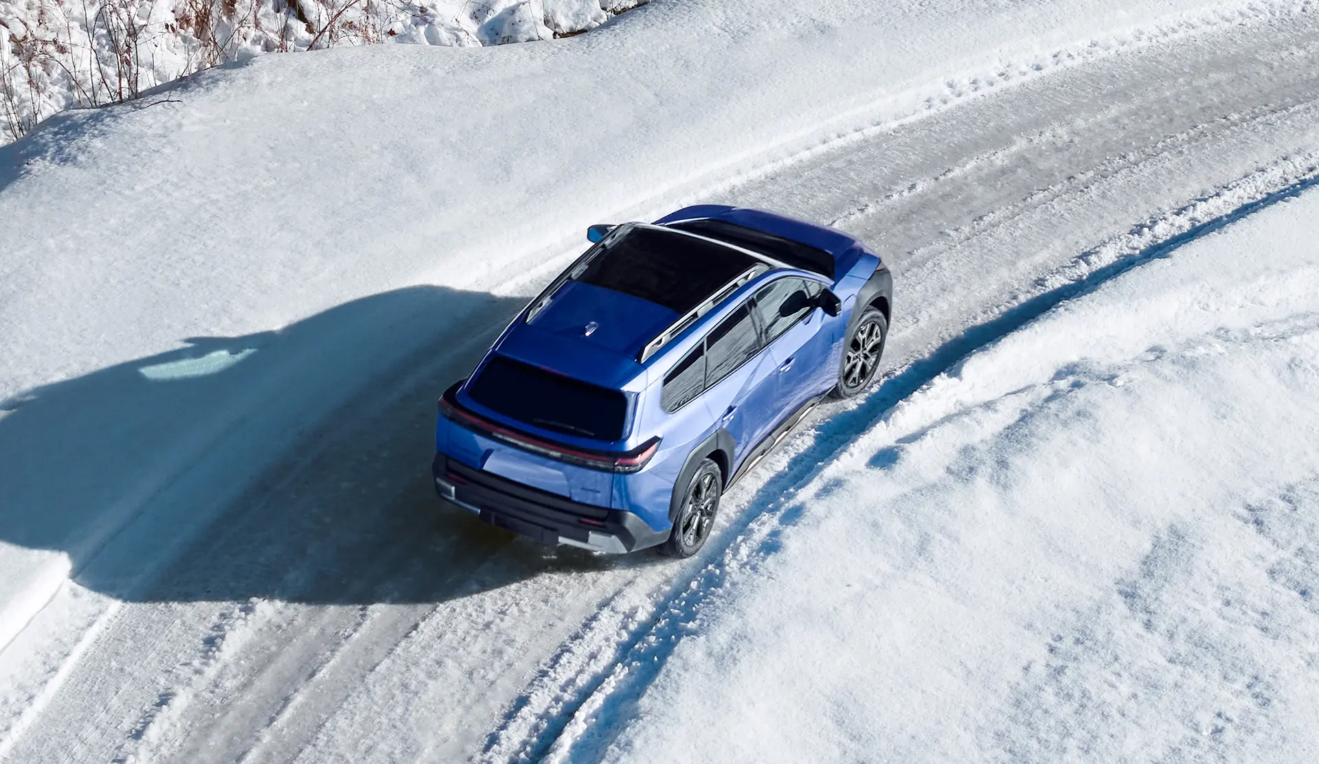 Subaru roulant en sécurité sur une route enneigée