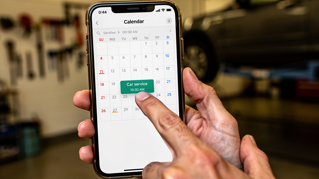 Personne réservant un rendez-vous de pneus sur son téléphone